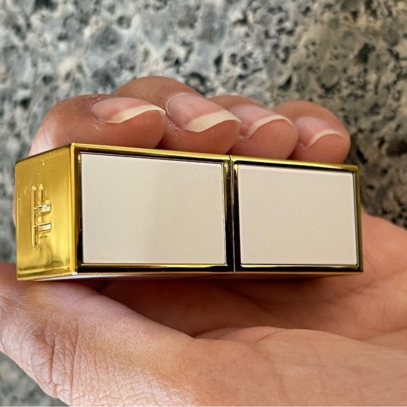 Tom Ford 04 Viva Lipstick (Red) - Picture 3 of 4